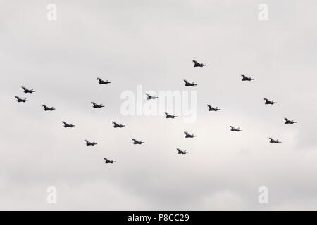 London, Großbritannien. 10. Juli 2018. RAF Typhoon FGR 4 s Form als 100 Bildung über London als Teil der Royal Air Force 100 Flypast am 10. Juli 2018 Credit: Nick Whittle/Alamy leben Nachrichten Stockfoto