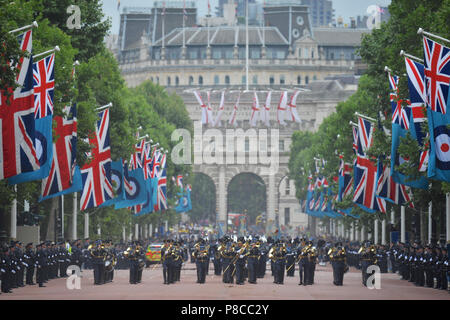 Die Mall, London, UK. 10. Juli 2018. RAF Musiker und Mitarbeiter entlang der Mall während der RAF 100 feiern, London, Vereinigtes Königreich paradieren. Die Parade war Teil einer Reihe von Veranstaltungen das 100-jährige Jubiläum der RAF zu markieren. Die Royal Air Force wurde gegen Ende des Ersten Weltkrieges am 1. April 1918 gegründet und ist die älteste unabhängige Kraft in der Welt. Quelle: Michael Preston/Alamy leben Nachrichten Stockfoto