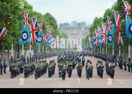 Die Mall, London, UK. 10. Juli 2018. RAF Musiker und Mitarbeiter entlang der Mall während der RAF 100 feiern, London, Vereinigtes Königreich paradieren. Die Parade war Teil einer Reihe von Veranstaltungen das 100-jährige Jubiläum der RAF zu markieren. Die Royal Air Force wurde gegen Ende des Ersten Weltkrieges am 1. April 1918 gegründet und ist die älteste unabhängige Kraft in der Welt. Quelle: Michael Preston/Alamy leben Nachrichten Stockfoto
