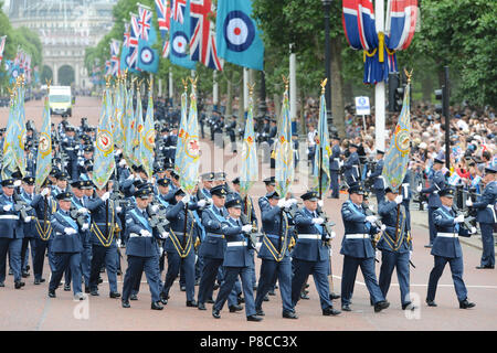 Die Mall, London, UK. 10. Juli 2018. RAF Personal paradieren entlang der Mall während der RAF 100 feiern, London, Vereinigtes Königreich. Die Parade war Teil einer Reihe von Veranstaltungen das 100-jährige Jubiläum der RAF zu markieren. Die Royal Air Force wurde gegen Ende des Ersten Weltkrieges am 1. April 1918 gegründet und ist die älteste unabhängige Kraft in der Welt. Quelle: Michael Preston/Alamy leben Nachrichten Stockfoto