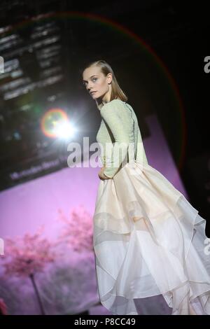 DESFILE DE HANNIBAL LAGUNA DE LA MBMFW 10/07/2018 Juli 10, 2018 - Madrid, Spanien - ein Modell geht der Start- und Landebahn in der HANNIBAL LAGUNA fashion show als Teil des Madrider Mercedes Benz Fashion Week Spring/Summer 2019 an der Ifema am 10. Juli 2018 in Madrid, Spanien Quilez/711/Cordon drücken Sie Stockfoto