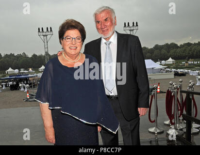 München, Deutschland. 10. Juli 2018. Barbara Stamm der Christlich Sozialen Union (CSU), Präsident des Bayerischen Landtags und Host, und ihr Ehemann Ludwig Stamm, stehend auf einer Terrasse auf Schloss Schleißheim vor dem Sommer Rezeption des Bayerischen Landtags. Credit: Ursula Düren/dpa/Alamy leben Nachrichten Stockfoto