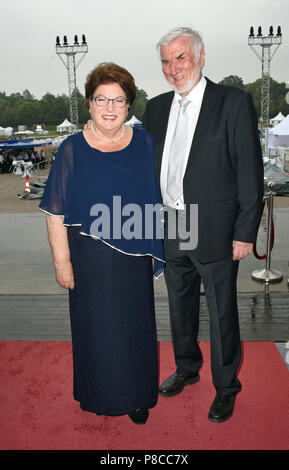 München, Deutschland. 10. Juli 2018. Barbara Stamm der Christlich Sozialen Union (CSU), Präsident des Bayerischen Landtags und Host, und ihr Ehemann Ludwig Stamm, stehend auf einer Terrasse auf Schloss Schleißheim vor dem Sommer Rezeption des Bayerischen Landtags. Credit: Ursula Düren/dpa/Alamy leben Nachrichten Stockfoto