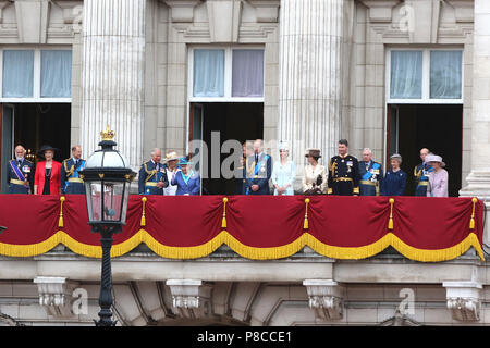 London, Großbritannien. 10. Juli 2018. Königliche Familie, Prinz Michael von Kent, Prinzessin Michael von Kent, Prince Edward, Charles Prince of Wales, Camilla, Herzogin von Cornwall, Elizabeth II Die Königin, Meghan Herzogin von Sussex, Prinz Harry Herzog von Sussex, Prinz William Herzog von Cambridge, Catherine Herzogin von Cambridge, Anne Princess Royal, Vice Admiral Sir Timothy Laurence Fürst Richard, Herzog von Gloucester, Birgitte Herzogin von Gloucester, Prince Edward Herzog von Kent, Katharine Herzogin von Kent, RAF 100 Parade und Flypast, die Mall and Buckingham Palace, London, Großbritannien. Credit: Rich Gold/Alamy leben Nachrichten Stockfoto