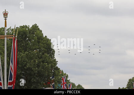 London, Großbritannien. 10. Juli 2018. 100, Typhoon FGR 4, RAF 100 Parade und Flypast, die Mall and Buckingham Palace, London, UK, 10. Juli 2018, yal Air Force 100 Parade und Flypast RAF-Flugzeuge über London. Credit: Rich Gold/Alamy leben Nachrichten Stockfoto