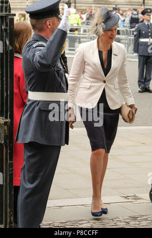 London, Großbritannien. 10. Juli 2018. Premierminister Theresa May besucht einen Service des 100. Todestages der Royal Air Force am Dienstag, 10. Juli 2018 in der Westminster Abbey, London zu markieren. Im Bild: Premierminister Theresa May, Theresa. Credit: Julie Edwards/Alamy leben Nachrichten Stockfoto