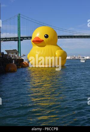 San Pedro, Kalifornien, USA. 24 Aug, 2014. Die hohen Schiffe fest im Hafen von Los Angeles Mittwoch mit der Ankunft eines ungewöhnlichen Gast - größte Rubber Duck der Welt. der Kanarischen - gelb 61 - Fuß - grosse Badewanne Spielzeug in den Hafen mit Schiffen voll und mit bewundernden Menschenmassen eifrig, einen Blick auf die berühmten Kunstwerke zu fangen gefüllt gesegelt. Es wird in den Hafen bis Sonntag bleiben. niederländischen Künstler Florentijn Hofman die fotogene Ente im Jahr 2007 debütierte, und Versionen sind auf der ganzen Welt an Orten, einschließlich China, Hongkong, Belgien, Japan und Neuseeland gesehen. (Bild: © B Stockfoto