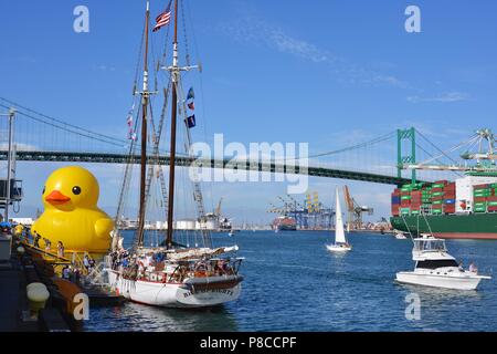 San Pedro, Kalifornien, USA. 24 Aug, 2014. Die hohen Schiffe fest im Hafen von Los Angeles Mittwoch mit der Ankunft eines ungewöhnlichen Gast - größte Rubber Duck der Welt. der Kanarischen - gelb 61 - Fuß - grosse Badewanne Spielzeug in den Hafen mit Schiffen voll und mit bewundernden Menschenmassen eifrig, einen Blick auf die berühmten Kunstwerke zu fangen gefüllt gesegelt. Es wird in den Hafen bis Sonntag bleiben. niederländischen Künstler Florentijn Hofman die fotogene Ente im Jahr 2007 debütierte, und Versionen sind auf der ganzen Welt an Orten, einschließlich China, Hongkong, Belgien, Japan und Neuseeland gesehen. (Bild: © B Stockfoto