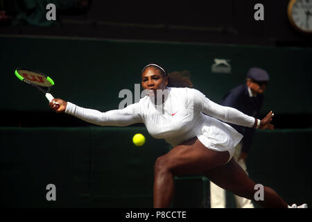 London, Großbritannien. 10. Juli 2018. Wimbledon Tennis: Serena Williams auf dem Weg zu Sieg über Italiens Camila Georgi das Halbfinale in Wimbledon heute. Quelle: Adam Stoltman/Alamy leben Nachrichten Stockfoto