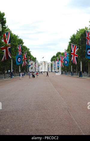 London, Großbritannien. 10. Juli 2018. Die Mall, fast leere nach dem Ende der RAF 100 feiern, mit Royal Air Force Ensign Fahnen und Union Jacks entlang der Länge, London, Vereinigtes Königreich. Quelle: Michael Preston/Alamy leben Nachrichten Stockfoto