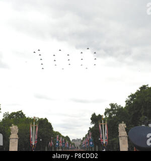 London, Großbritannien. 10. Juli 2018. Ein RAF Officer gerade einen Flug von 22 Eurofighter Typhoon FGR 4 Flugzeuge (das Rückgrat der Luft angriff der RAF und schnelle Reaktionsfähigkeit.) in einem 100 Bildung während der RAF 100 flypast über die Mall, London, Vereinigtes Königreich fliegen. Die Flypast ist die größte Konzentration von militärischen Flugzeugen über die Hauptstadt in den letzten Speicher gesehen, und das größte jemals unternommen wurde von der Royal Air Force (RAF). Es war Teil einer Reihe von Veranstaltungen das 100-jährige Jubiläum der RAF zu markieren und rund 100 Flugzeuge und Hubschrauber beteiligt. Quelle: Michael Preston/Alamy leben Nachrichten Stockfoto