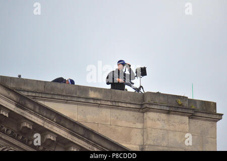 London, Großbritannien. 10. Juli 2018. Scharfschützen auf dem Dach des Buckingham Palace die Vermessung der Gast während der RAF 100 feiern, London, Vereinigtes Königreich. Quelle: Michael Preston/Alamy leben Nachrichten Stockfoto