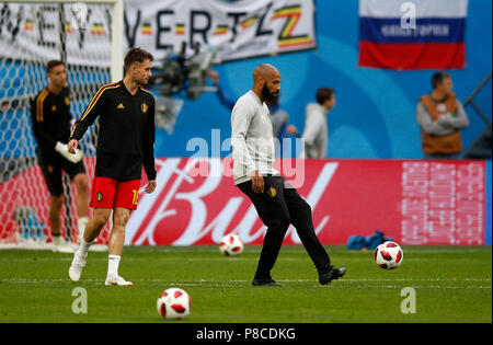 St. Petersburg, Russland. 10. Juli 2018. Adnan Januzaj (links) von Belgien Uhren Belgien Assistant Manager Thierry Henry während der 2018 FIFA World Cup Semi Final Match zwischen Frankreich und Belgien bei Saint Petersburg Stadion am 10. Juli 2018 in Sankt Petersburg, Russland. (Foto von Daniel Chesterton/phcimages.com) Credit: PHC Images/Alamy leben Nachrichten Stockfoto