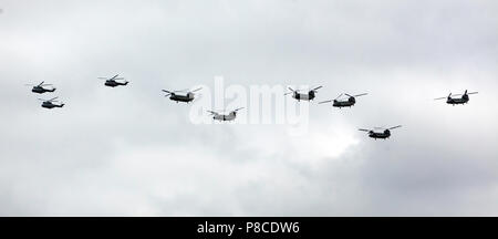 Puma und Chinook Helecopters fliegen in Formation über die Queen Elizabeth Olympic Park, als Teil der RAF Centenial Celbrations Stockfoto