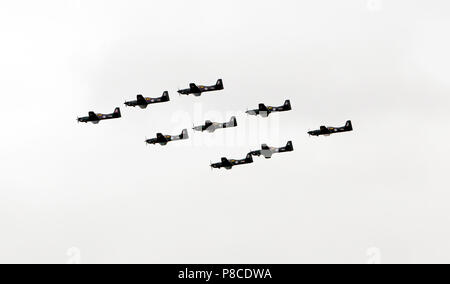 Tucano Flugzeuge fliegen in Formation über die QE2 Olympic Park als Teil der RAF hundertjährigen Feiern Stockfoto