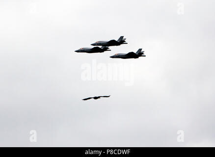 Drei F35 Lightning fliegen in Formation über die QE2 Olympic Park, als Teil der RAF hundertjährigen Feiern Stockfoto