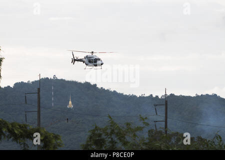 Chiang Rai, Thailand. 10. Juli 2018. Gerettet Schüler sind von einem Königlichen thailändischen Polizei Helikopter in den Status Warten auf Krankenwagen an einer militärischen Flughafen in Chiang Rai verschoben. Alle 12 Jungen und ihre Fußball-Trainer haben erfolgreich gerettet aus einer Höhle im Norden von Thailand wurde nach mehr als zwei Wochen gefangen U-Bahn. Credit: Adryel Talamantes/ZUMA Draht/Alamy leben Nachrichten Stockfoto