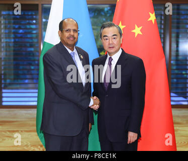 Peking, China. 10. Juli 2018. Chinesischen Staatsrat und Außenminister Wang Yi (R) trifft mit dem Minister für Auswärtige Angelegenheiten und Internationale Zusammenarbeit von Dschibuti Mahmoud Ali Youssouf in Peking, der Hauptstadt von China, 10. Juli 2018. Youssouf ist in Peking der achten Ministertagung der Mitgliedstaaten China-Arab Cooperation Forum" zu besuchen. Credit: Xie Huanchi/Xinhua/Alamy leben Nachrichten Stockfoto