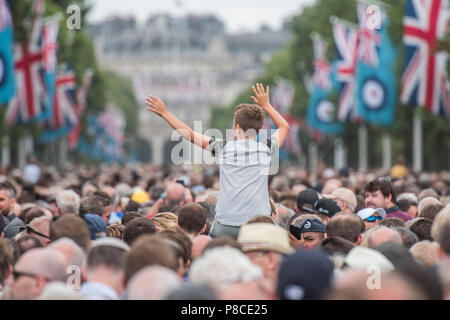 Die Mall, London, UK. 10. Juli 2018. Die Flypast und Parade, die Spitze der RAF 100 feiern - rund 100 Flugzeuge fliegen, (und 1000 Personal März), das Einkaufszentrum und über die Royal Family im Buckingham Palace. Der Royal Air Force ist die Kennzeichnung der 100. Jahrestag der Bildung. Credit: Guy Bell/Alamy leben Nachrichten Stockfoto