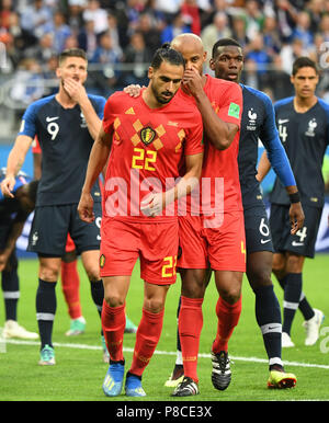 Sankt Petersburg, Russland. 10. Juli 2018. Belgiens Nacer Chadli (2. L) Gespräche mit Vincent Kompany (C) während der 2018 FIFA World Cup Halbfinale zwischen Frankreich und Belgien in Sankt Petersburg, Russland, 10. Juli 2018. Credit: Li Ga/Xinhua/Alamy leben Nachrichten Stockfoto