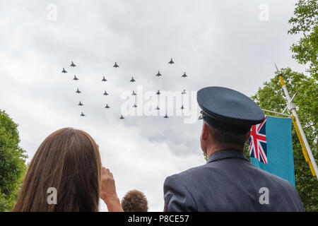 Die Mall, London, UK. 10. Juli 2018. Die Mall, Central London, RAF Centenary Celebration und Flypast. 100 Flugzeuge aus der RAF Fliegen über Central London die Hundertjahrfeier der Royal Air Force zu feiern. Service persönliche in voller Uniform und charaktervolle Zuschauer den Himmel als das Flugzeug auf eine einmalige Anzeige der Präzision in Formation fliegen sehen. Familien, Freunde und Verwandte von aktuellen RAF Personal genießen Sie den Tag mit den Massen von Admiralty Arch zu den Toren des Buckingham Palastes versammelt. Quelle: Steve Hawkins Fotografie/Alamy leben Nachrichten Stockfoto