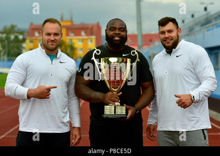 (L - R) Dritte platziert Tomas Stanek der Tschechischen Republik, Sieger, Darrel Hügel von USA und an zweiter Stelle Konrad Bukowiecki Polens stellen nach den Herren schoß Wettbewerb im Grand Prix Ústí nad Labem, Tschechische Republik, 10. Juli 2018. (CTK Photo/Ondrej Hajek) Stockfoto