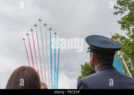 Die Mall, London, UK. 10. Juli 2018. Die Mall, Central London, RAF Centenary Celebration und Flypast. 100 Flugzeuge vom Th RAF Fliegen über Central London die Hundertjahrfeier der Royal Air Force zu feiern. Service persönliche in voller Uniform und charaktervolle Zuschauer Himmel beachtensie als Flugzeug setzen auf einem onece im Leben Anzeige der Präzision in Formation fliegen. Familien, Freunde und Verwandte von aktuellen RAF Personal genießen Sie den Tag mit den Massen von Admiralty Arch zu den Toren des Buckingham Palastes versammelt. Quelle: Steve Hawkins Fotografie/Alamy leben Nachrichten Stockfoto