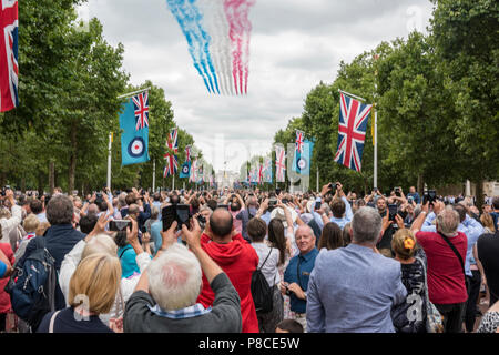 Die Mall, London, UK. 10. Juli 2018. Die Mall, Central London, RAF Centenary Celebration und Flypast. 100 Flugzeuge vom Th RAF Fliegen über Central London die Hundertjahrfeier der Royal Air Force zu feiern. Service persönliche in voller Uniform und charaktervolle Zuschauer Himmel beachtensie als Flugzeug setzen auf einem onece im Leben Anzeige der Präzision in Formation fliegen. Familien, Freunde und Verwandte von aktuellen RAF Personal genießen Sie den Tag mit den Massen von Admiralty Arch zu den Toren des Buckingham Palastes versammelt. Quelle: Steve Hawkins Fotografie/Alamy leben Nachrichten Stockfoto