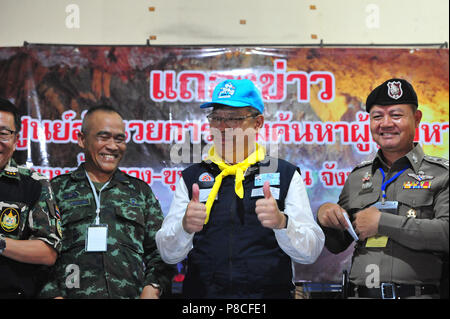 Chiang Rai, Thailand. 10. Juli 2018. Narongsak Osatanakorn (2. R), Leiter des Joint Command Center koordinieren die Rettungsaktion, reagiert auf einer Pressekonferenz in Chiang Rai, Thailand, 10. Juli 2018. Alle 12 Jungen und ihre Fußball-Trainer von einem überfluteten Höhle im Norden von Thailand nach 18 Tage lang gefangen gehalten wird gerettet wurden, Retter sagte am Dienstag. Die 12 junge fussballer zwischen 11 und 16 Jahren und ihre 25-jährige Coach ging während eines Ausflugs in Tham Luang Höhle im Norden von Thailand Chiang Rai fehlt seit Juni 23. Credit: Rachen Sageamsak/Xinhua/Alamy leben Nachrichten Stockfoto