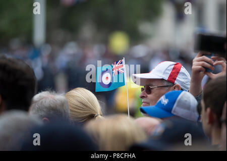 Die Mall, London, UK. 10. Juli, 2018. Feierlichkeiten zum 100. Jahrestag der Royal Air Force in London mit Tausenden beobachten die Parade und grossen Flugzeugen Flypast von der Mall zu markieren. Credit: Malcolm Park/Alamy Leben Nachrichten. Stockfoto