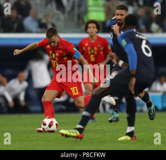 Sankt Petersburg, Russland. 10. Juli 2018. Eden Hazard (1 L) von Belgien konkurriert während der 2018 FIFA World Cup Halbfinale zwischen Frankreich und Belgien in Sankt Petersburg, Russland, 10. Juli 2018. Credit: Lu Jinbo/Xinhua/Alamy leben Nachrichten Stockfoto