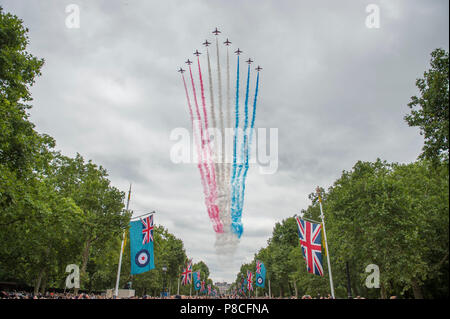 Die Mall, London, UK. 10. Juli, 2018. Feierlichkeiten zum 100. Jahrestag der Royal Air Force in London mit Tausenden beobachten die Parade und grossen Flugzeugen Flypast von der Mall zu markieren, die mit der RAF Red Arrows display Team von RAF Scampton in Lincolnshire. Credit: Malcolm Park/Alamy Leben Nachrichten. Stockfoto