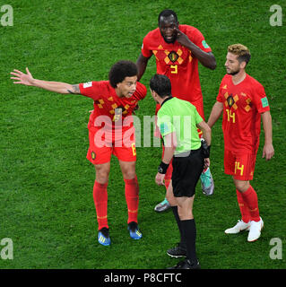 Sankt Petersburg, Russland. 10. Juli 2018. Axel Witsel (1 L) von Belgien argumentiert mit der Schiedsrichter während der 2018 FIFA World Cup Halbfinale zwischen Frankreich und Belgien in Sankt Petersburg, Russland, 10. Juli 2018. Credit: Liu Dawei/Xinhua/Alamy leben Nachrichten Stockfoto