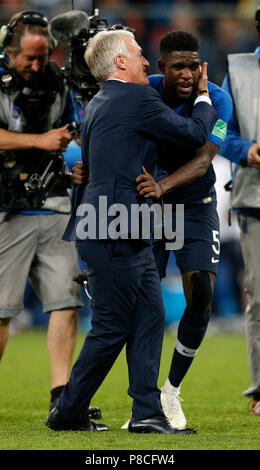 Frankreich Manager Didier Deschamps und torschütze Samuel Umtiti von Frankreich Feiern am Ende des Spiels während der 2018 FIFA World Cup Semi Final Match zwischen Frankreich und Belgien bei Saint Petersburg Stadion im Juli in Sankt Petersburg, Russland 10 2018. (Foto von Daniel Chesterton/phcimages.com) Stockfoto