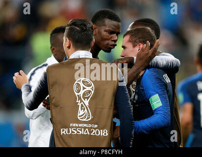 Paul Pogba von Frankreich feiert mit Antoine Griezmann von Frankreich am Ende des Spiels während der 2018 FIFA World Cup Semi Final Match zwischen Frankreich und Belgien bei Saint Petersburg Stadion im Juli in Sankt Petersburg, Russland 10 2018. (Foto von Daniel Chesterton/phcimages.com) Stockfoto