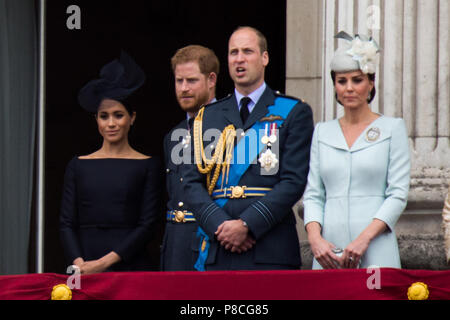 Die Royals beobachten Sie die RAF 100 Feiern vom Balkon am Buckingham Palace. Stockfoto