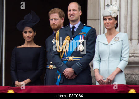 Die Royals beobachten Sie die RAF 100 Feiern vom Balkon am Buckingham Palace. Stockfoto