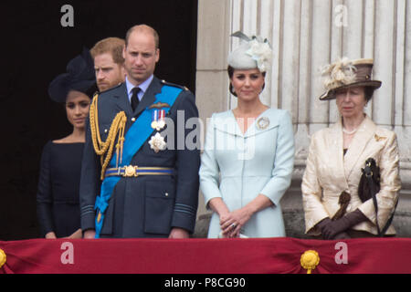 Die Royals beobachten Sie die RAF 100 Feiern vom Balkon am Buckingham Palace. Stockfoto