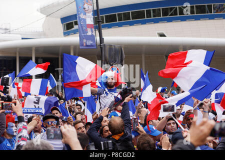St. Petersburg, Russland, 10. Juli 2018. Französische Fußball-Fans singen vor dem Halbfinale der FIFA WM 2018 Russland Frankreich vs Belgien. Frankreich gewann 1:0 Stockfoto