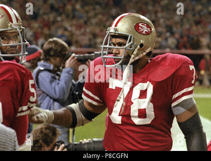 San Francisco, Kalifornien, USA. 14. Dez 1984. San Francisco 49ers vs Los Angeles Rams an Candlestick Park Sonntag, 14. Dezember 1984. 49ers schlagen die Rams 19-16. San Francisco Defensive Ende Manu Tuiasosopo Credit: Al Golub/ZUMA Draht/Alamy leben Nachrichten Stockfoto