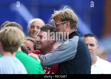 Liverpool Manager Jürgen Klopp hat selfies mit den Fans. Vor der Saison Fußball-Freundschaftsspiel, Tranmere Rovers gegen Liverpool in Prenton Park in Birkenhead, dem Wirral am Dienstag, 10. Juli 2018. Dieses Bild dürfen nur für redaktionelle Zwecke verwendet werden. Nur die redaktionelle Nutzung, eine Lizenz für die gewerbliche Nutzung erforderlich. Keine Verwendung in Wetten, Spiele oder einer einzelnen Verein/Liga/player Publikationen. pic von Chris Stading/Andrew Orchard sport Fotografie/Alamy leben Nachrichten Stockfoto