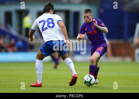 Ryan Kent von Liverpool (r) Schaut vorbei Ollie Banken der Tranmere Rovers zu gehen. Vor der Saison Fußball-Freundschaftsspiel, Tranmere Rovers gegen Liverpool in Prenton Park in Birkenhead, dem Wirral am Dienstag, 10. Juli 2018. Dieses Bild dürfen nur für redaktionelle Zwecke verwendet werden. Nur die redaktionelle Nutzung, eine Lizenz für die gewerbliche Nutzung erforderlich. Keine Verwendung in Wetten, Spiele oder einer einzelnen Verein/Liga/player Publikationen. pic von Chris Stading/Andrew Orchard sport Fotografie/Alamy leben Nachrichten Stockfoto