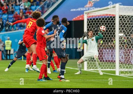 St. 10. Juli 2018. Samuel Umtiti von Frankreich zählen zu 1-0 in der 51. Minute bei St. Petersbourg Stadion während das Halbfinale zwischen Frankreich und Belgien, während der WM 2018. Ulrik Pedersen/CSM/Alamy leben Nachrichten Stockfoto