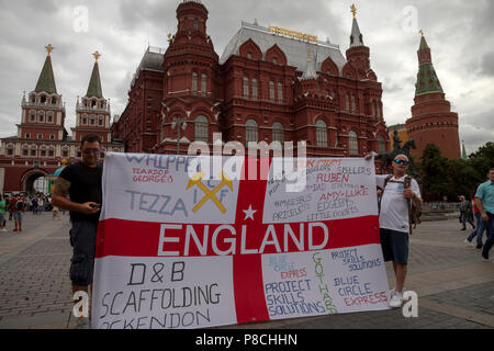 Moskau, Russland. 10., Juli, 2018. Englische Fans mit Banner auf Manege Square von Moskau während der WM FIFA Russland 2018 Credit: Nikolay Winokurow/Alamy leben Nachrichten Stockfoto