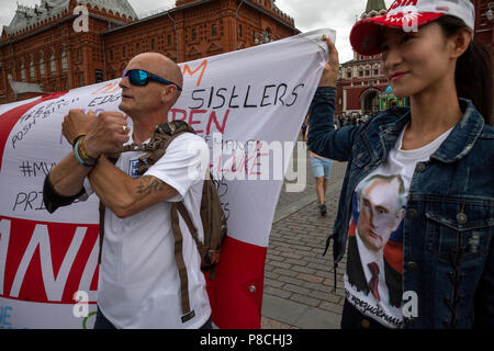 Moskau, Russland. 10., Juli, 2018. Chinesische Touristen und Englisch Ventilator mit einem Banner auf Manege Square von Moskau während der WM FIFA Russland 2018 Credit: Nikolay Winokurow/Alamy leben Nachrichten Stockfoto