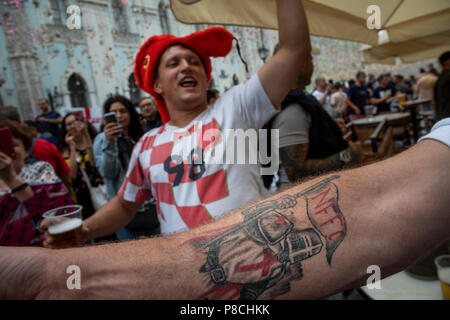 Moskau, Russland. 10. Juli 2018. Kroatisch und Englisch Fußball Fans jubeln bei nikolskaya Street von Moskau vor dem Spiel England gegen Kroatien der Wm FIFA Russland 2018 Credit: Nikolay Winokurow/Alamy leben Nachrichten Stockfoto