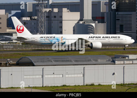 Tokio, Japan. 4. Mai, 2017. Japan Airlines (JAL) Boeing 777-300ER die Unterstützung japanischer Tennisspieler Kei Nishikori gesehen rangieren in Tokio Haneda Airport Credit: Fabrizio Gandolfo/SOPA Images/ZUMA Draht/Alamy leben Nachrichten Stockfoto