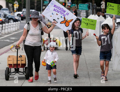 Los Angeles, USA. 9. Juli 2018. Menschen nehmen an einem Protest als Reaktion auf eine Trennung der Familie mit der Bundesregierung und der haftbedingungen Politiken außerhalb des Rahmens der Los Angeles Federal Building, in Los Angeles, USA, am 9. Juli 2018. Credit: Zhao Hanrong/Xinhua/Alamy leben Nachrichten Stockfoto