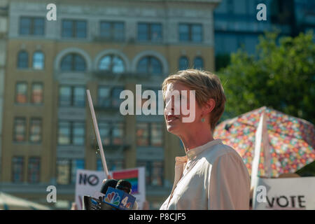 New York, USA. 10. Juli 2018. NYS gubernatorial Anwärter Cynthia Nixon hält ein Draht Kleiderbügel beim Sprechen mit pro-choice-Aktivisten in Union Square Park in New York am Dienstag, 10. Juli 2018 die Nominierung von Gerechtigkeit Brett Kavanaugh von Präsident Trumpf an den Supreme Court zu protestieren, der Sitz besetzt durch den abgebenden Gerechtigkeit Anthony Kennedy zu füllen. Den Kleiderhaken vertreten eine Methode Abtreibungen vor der Legalisierung zu induzieren. (Â© Richard B. Levine) Credit: Richard Levine/Alamy leben Nachrichten Stockfoto