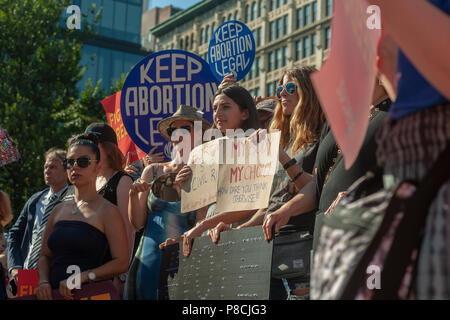 New York, USA. 10. Juli 2018. Pro-choice-Aktivisten versammeln sich in Union Square Park in New York am Dienstag, 10. Juli 2018 die Nominierung von Gerechtigkeit Brett Kavanaugh von Präsident Trumpf vor dem Obersten Gericht der Sitz besetzt durch den abgebenden Gerechtigkeit Anthony Kennedy zu füllen, zu protestieren. Die Organisatoren, dass Kavanaugh auch in seinen Ansichten konservativ war, und dass das Gericht würde der Schutz im Rahmen des Roe v. Wade Entscheidung gesammelten erodieren. (Â© Richard B. Levine) Credit: Richard Levine/Alamy leben Nachrichten Stockfoto